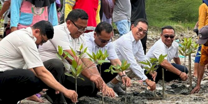 Partai Gerakan Indonesia Raya (Gerindra) Sumatera Utara melakukan aksi penanaman Mangrove bersama para nelayan di Desa Bagan Serdang, Kecamatan Pantai Labu, Kabupaten Deli Serdang, Jumat (6/1/2023).