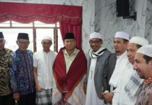 Ketua DPD Gerindra Gus Irawan Pasaribu mendampingi Menteri Pertahanan Prabowo Subianto mengunjungi Pesantren Al Kautsar Medan. Ketum Partai Gerindra itu takjub dengan pesantren tersebut.