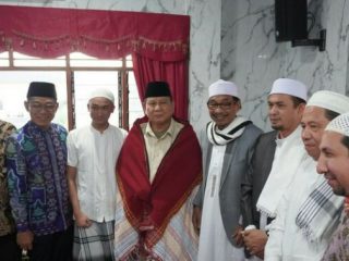 Ketua DPD Gerindra Gus Irawan Pasaribu mendampingi Menteri Pertahanan Prabowo Subianto mengunjungi Pesantren Al Kautsar Medan. Ketum Partai Gerindra itu takjub dengan pesantren tersebut.