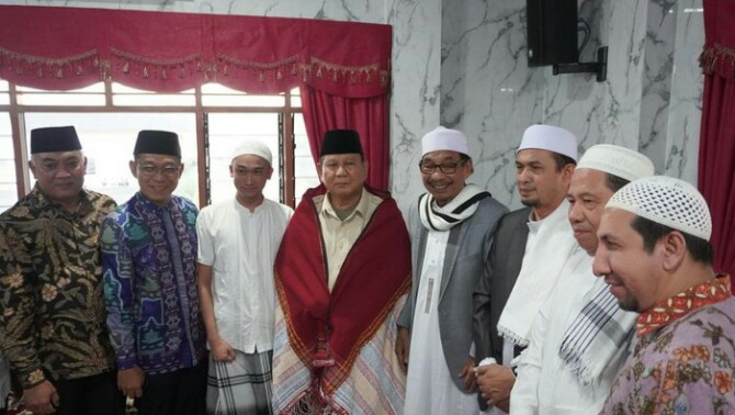 Ketua DPD Gerindra Gus Irawan Pasaribu mendampingi Menteri Pertahanan Prabowo Subianto mengunjungi Pesantren Al Kautsar Medan. Ketum Partai Gerindra itu takjub dengan pesantren tersebut.