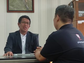 Prof Dr Imran Akhmad (kiri)