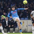 Sayap Napoli, Khvicha Kvaratskhelia melepas umpan dalam laga versus Juventus yang dimenangkan Napoli 5-1 di Naples, Sabtu (14/1/2023) dini hari WIB. Kvaratskhelia menyumbang 1 gol dan 2 assist serta meraih Man of The Match.(kaldera/footballitalia)