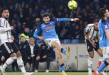 Sayap Napoli, Khvicha Kvaratskhelia melepas umpan dalam laga versus Juventus yang dimenangkan Napoli 5-1 di Naples, Sabtu (14/1/2023) dini hari WIB. Kvaratskhelia menyumbang 1 gol dan 2 assist serta meraih Man of The Match.(kaldera/footballitalia)