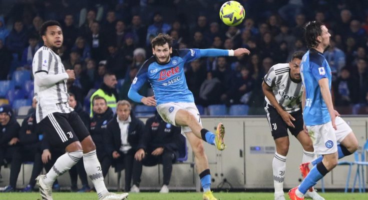 Sayap Napoli, Khvicha Kvaratskhelia melepas umpan dalam laga versus Juventus yang dimenangkan Napoli 5-1 di Naples, Sabtu (14/1/2023) dini hari WIB. Kvaratskhelia menyumbang 1 gol dan 2 assist serta meraih Man of The Match.(kaldera/footballitalia)