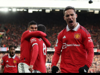 Pemain MU merayakan gol B Fernandes ke gawang Manchester City ketika kedua tim bertanding di Stadion Old Trafford, Sabtu (14/1/2023). Dalam laga ini MU menang 2-1. Foto:reuters