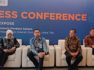 DIREKSI BANK SUMUT - (Dari Kiri - Kanan) Direktur Keuangan dan TI, Arieta Aryanti; Direktur Kepatuhan, Eksir; Plt Dirut/Direktur Pemasaran, Hadi Sucipto; Direktur Bisnis dan Syariah, Irwan, diabadikan dalam proses konferensi pers, di JW Marriott Medan, Senin (9/1/2023). (kaldera/wan)
