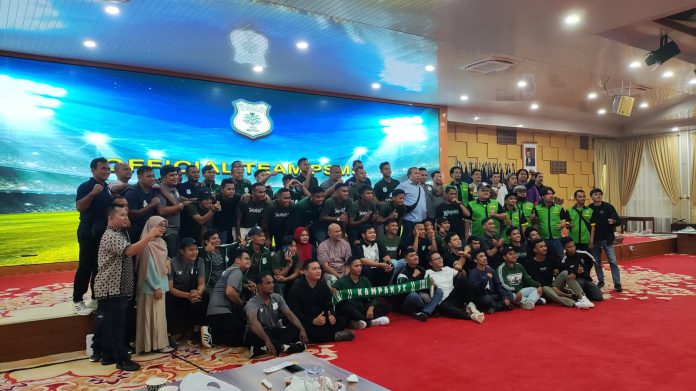 BUBAR - Tim PSMS Medan yang berlaga di Liga 2 musim ini resmi dibubarkan pasca pengumuman penghentian kompetisi oleh PSSI. Perpisahan tim di Aula Tengku Rizal Nurdin, Jumat (13/1/2023) malam) berlangsung haru.(kaldera/putera)