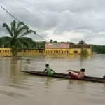 Sejumlah anak bermain perahu di tengah banjir di dekat kampus STAI Aceh Tamiang, Minggu (22/1/2023). Sejumlah wilayah di pesisir timur Provinsi Aceh mengalami banjir yang mengakibatkan ribuan orang mengungsi.(kaldera/ist)