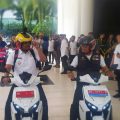 Walikota Medan, Bobby Afif Nasution bersama Gubernur Jabar, Ridwan Kamil mengendarai sepeda motor listrik di Kantor Walikota Medan, Rabu (1/2/2023). Foto:kaldera/reza