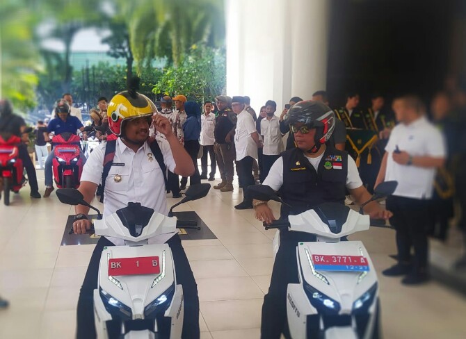 Walikota Medan, Bobby Afif Nasution bersama Gubernur Jabar, Ridwan Kamil mengendarai sepeda motor listrik di Kantor Walikota Medan, Rabu (1/2/2023). Foto:kaldera/reza