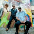 Walikota Medan, Bobby Nasution berfoto bersama Gubernur Jawa Barat, Ridwan Kamil di salah satu desain mural di Jalan Pegadaian, Medan, Rabu (1/2/2023). Foto: Dinas Kominfo Kota Medan