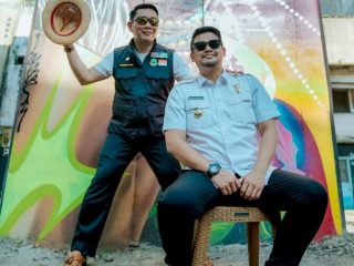 Walikota Medan, Bobby Nasution berfoto bersama Gubernur Jawa Barat, Ridwan Kamil di salah satu desain mural di Jalan Pegadaian, Medan, Rabu (1/2/2023). Foto: Dinas Kominfo Kota Medan