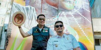 Walikota Medan, Bobby Nasution berfoto bersama Gubernur Jawa Barat, Ridwan Kamil di salah satu desain mural di Jalan Pegadaian, Medan, Rabu (1/2/2023). Foto: Dinas Kominfo Kota Medan