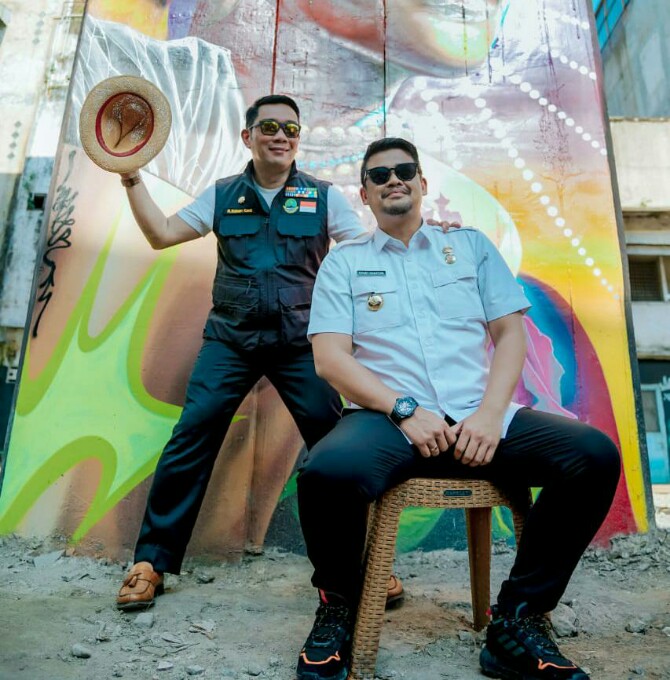 Walikota Medan, Bobby Nasution berfoto bersama Gubernur Jawa Barat, Ridwan Kamil di salah satu desain mural di Jalan Pegadaian, Medan, Rabu (1/2/2023). Foto: Dinas Kominfo Kota Medan
