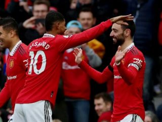Pemain MU merayakan gol pinalti B Fernandes saat melawan Crystal Palace dalam lanjutan Liga Inggris di Stadion Old Trafford, Sabtu (4/1/2023). Dalam laga ini MU menang 2-1. Foto:Reuters