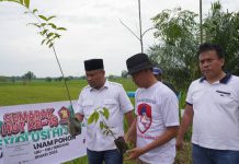 Sekretaris DPD Partai Gerindra Sumut, Sugiat Santoso (kiri) melakukan penanaman pohon dalam rangka HUT partai tersebut, Minggu (5/3/2023). (kaldera/ist)