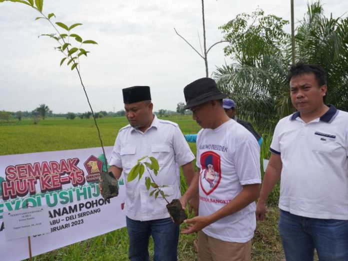 Sekretaris DPD Partai Gerindra Sumut, Sugiat Santoso (kiri) melakukan penanaman pohon dalam rangka HUT partai tersebut, Minggu (5/3/2023). (kaldera/ist)