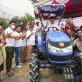 Kelompok tani di Kabupaten Deliserdang menerima bantuan dua unit traktor sawah dari Partai Gerindra.