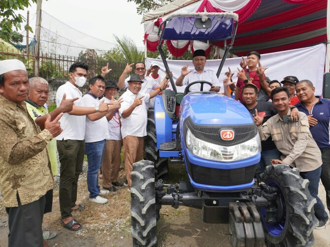 Kelompok tani di Kabupaten Deliserdang menerima bantuan dua unit traktor sawah dari Partai Gerindra.