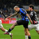 Pemain Inter melepaskan tembakan ke arah gawang Milan saat kedua tim bertanding di Stadion San Siro, Senin (5/1/2023). Dalam laga itu Milan kalah 0-1.foto:reuters