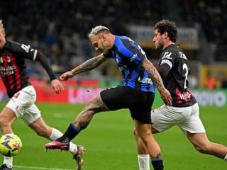 Pemain Inter melepaskan tembakan ke arah gawang Milan saat kedua tim bertanding di Stadion San Siro, Senin (5/1/2023). Dalam laga itu Milan kalah 0-1.foto:reuters