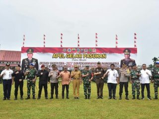 FOTO Gubernur Sumatera Utara (Sumut) Edy Rahmayadi bersama Pangdam I/BB Mayjen TNI Achmad Daniel Chardin dan Kapolda Sumut, Irjen. Pol. RZ Panca Putra Simanjuntak pada kegiatan Apel Gelar Pasukan Operasi Barita 2023, serta Pengamanan VVIP Kunjungan Kerja Presiden RI di Sumut, yang diselenggarakan di Lapangan terbang Sepakbola Markas Kepolisian Daerah (Mapolda) Sumut, Jalan Sisingamangaraja Medan, Senin (6/2/2023). (kaldera/diskominfo)