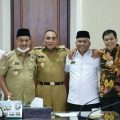 RANGKULAN – Gubernur Sumut Edy Rahmayadi merangkul Bupati Palas TSO (dua dari kiri), Plt Bupati /Wakil Bupati Ahmad Zarnawi Pasaribu (tiga dari kanan) didampingi Ketua DPRD Palas Amran Pikal Siregar, Wakil Ketua I DPRD Palas Sahrun Hasibuan dan Sekda Palas Arpan Nasution, di Kantor Gubernur Sumut, Senin (6/2/2023). (kaldera/diskominfo)
