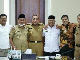 RANGKULAN – Gubernur Sumut Edy Rahmayadi merangkul Bupati Palas TSO (dua dari kiri), Plt Bupati /Wakil Bupati Ahmad Zarnawi Pasaribu (tiga dari kanan) didampingi Ketua DPRD Palas Amran Pikal Siregar, Wakil Ketua I DPRD Palas Sahrun Hasibuan dan Sekda Palas Arpan Nasution, di Kantor Gubernur Sumut, Senin (6/2/2023). (kaldera/diskominfo)