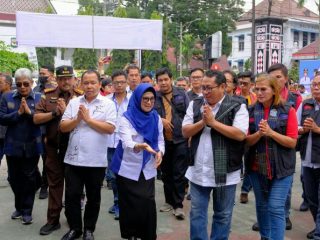 Walikota Siantar, Susanti saat menyambut Ketua Umum SMSI, Firdaus dan rombongan peserta Ekspedisi Kaldera Toba, Senin (6/1/2023). Foto:SMSI Sumut