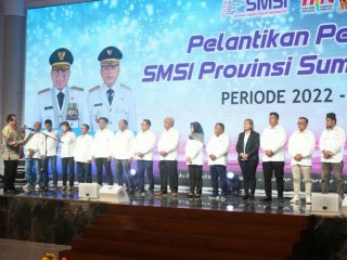 Ketua Umum SMSI, Firdaus saat melantik para Pengurus SMSI Sumut Periode 2022-2027 di Kantor Gubernur Sumut, Selasa (7/2/2023). Foto: Efri/kaldera