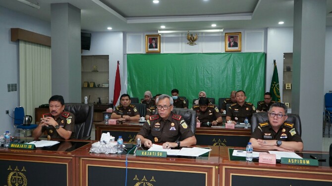 Kejaksaan Tinggi Sumatera Utara menghentikan penuntutan perkara penganiayaan yang diusulkan Kejari Batubara setelah sebelumnya dilakukan ekspose kepada Jaksa Agung Muda Pidana Umum (JAM Pidum) Kejagung RI Dr. Fadil Zumhana, didampingi Direktur TP Oharda Agnes Triani, SH, MH Selasa (7/2/2023).