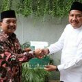 Plt Rektor UINSU Prof Dr Abu Rokhmad (kanan) menerima berkas 15 bakal calon rektor UINSU yang lolos seleksi administrasi untuk masuk tahapan selanjutnya yakni penilaian kualitatif dari Senat UINSU.