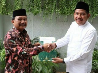 Plt Rektor UINSU Prof Dr Abu Rokhmad (kanan) menerima berkas 15 bakal calon rektor UINSU yang lolos seleksi administrasi untuk masuk tahapan selanjutnya yakni penilaian kualitatif dari Senat UINSU.