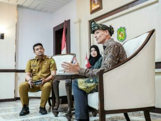 Duta Besar Belanda, HE Lambert ketika berbincang dengan Walikota Medan di Balai Kota, Selasa (7/1/2023). Foto: Dinas Kominfo Kota Medan