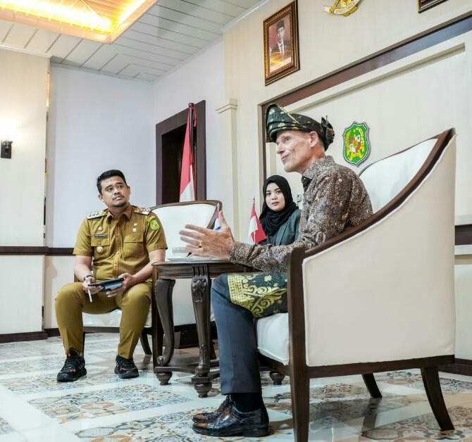 Duta Besar Belanda, HE Lambert ketika berbincang dengan Walikota Medan di Balai Kota, Selasa (7/1/2023). Foto: Dinas Kominfo Kota Medan