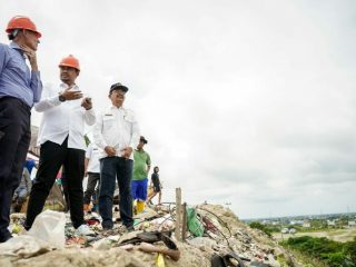 Walikota Medan, Bobby Afif Nasution bersama Dubes Belanda saat meninjau TPA Terjun, Medan Marelan, Rabu (8/2/2023). Foto:Dinas Kominfo Medan