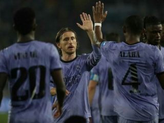 Pemain Real Madrid merayakan kemenangan 4-1 atas Al Ahly di Semifinal Piala Dunia Antar Klub. Madrid akan bertemu Al Hilal di partai final
