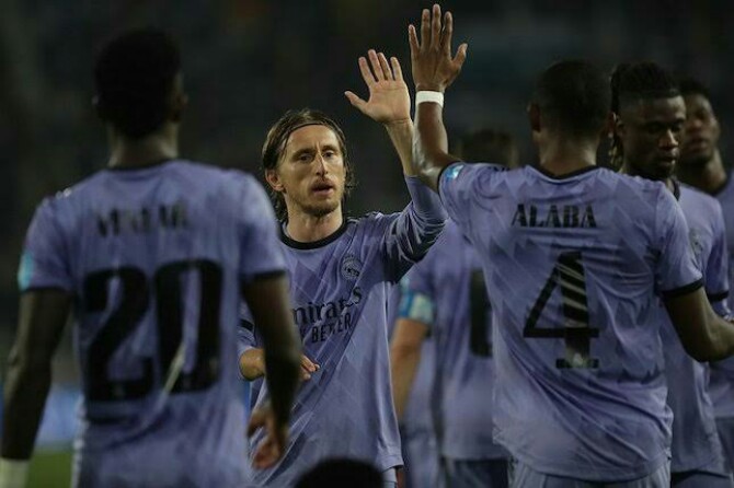 Pemain Real Madrid merayakan kemenangan 4-1 atas Al Ahly di Semifinal Piala Dunia Antar Klub. Madrid akan bertemu Al Hilal di partai final