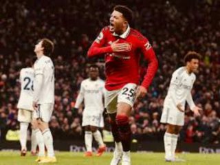 J Sancho meluapkan kegembiraanya usai mencetak gol penyeimbang saat MU melawan Leeds United di Stadion Old Trafford, Kamis (9/2/2023). Foto : google
