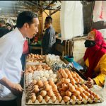 Presiden Joko Widodo berdialog dengan salah seorang pedagang telur di Pasar Bakti, Medan, Kamis (9/2/2023). Harga bahan kebutuhan pokok di pasar tersebut masih stabil. Foto:Dinas Kominfo Kota Medan