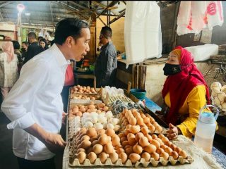 Presiden Joko Widodo berdialog dengan salah seorang pedagang telur di Pasar Bakti, Medan, Kamis (9/2/2023). Harga bahan kebutuhan pokok di pasar tersebut masih stabil. Foto:Dinas Kominfo Kota Medan