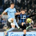 Pemain Lazio dihadang pemain Atalanta ketika kedua tim bertemu di Stadion Olimpico, Minggu (12/2/2023). Dalam laga itu Atalanta menang 2-0. Foto:Reuters