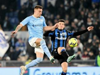 Pemain Lazio dihadang pemain Atalanta ketika kedua tim bertemu di Stadion Olimpico, Minggu (12/2/2023). Dalam laga itu Atalanta menang 2-0. Foto:Reuters