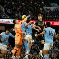 Para pemain Mancheter City berebut bola dengan pemain Aston Villa di Stadion Etihad. Dalam laga itu, Manchester City menang 3-1. Foto: Reuters