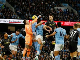 Para pemain Mancheter City berebut bola dengan pemain Aston Villa di Stadion Etihad. Dalam laga itu, Manchester City menang 3-1. Foto: Reuters