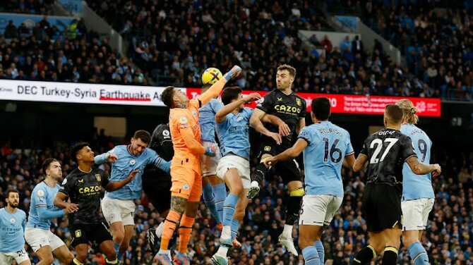 Para pemain Mancheter City berebut bola dengan pemain Aston Villa di Stadion Etihad. Dalam laga itu, Manchester City menang 3-1. Foto: Reuters