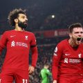 Penyerang Liverpool M Salah merayakan golnya ke gawang Everton bersama rekannya. Dalam laga itu Liverpool menang 2-0.foto:reuters