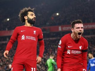 Penyerang Liverpool M Salah merayakan golnya ke gawang Everton bersama rekannya. Dalam laga itu Liverpool menang 2-0.foto:reuters