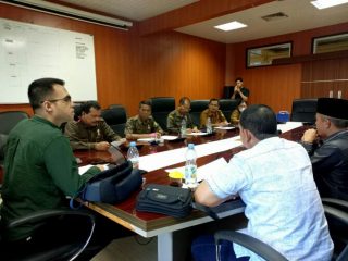 Ketua Komisi III DPRD Medan, Afif Abdillah saat memimpin rapat kerja dengan PUD Pasar dan Dinas Koperasi, UMKM, Perdagangan dan Perindustirian Kota Medan di Ruang Rapat Komisi III DPRD Medan, Senin (13/2/2023). Foto:Reza/kaldera.id