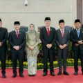 Khalil Prasetyo dan istri bersama dengan Wakil Walikota Medan, Aulia Rachman serta pimpinan DPRD Medan berfoto bersama usai pelantikan di Ruang Sidang Paripurna DPRD Medan, Selasa (14/2/2023). Foto:Dinas Kominfo Kota Medan